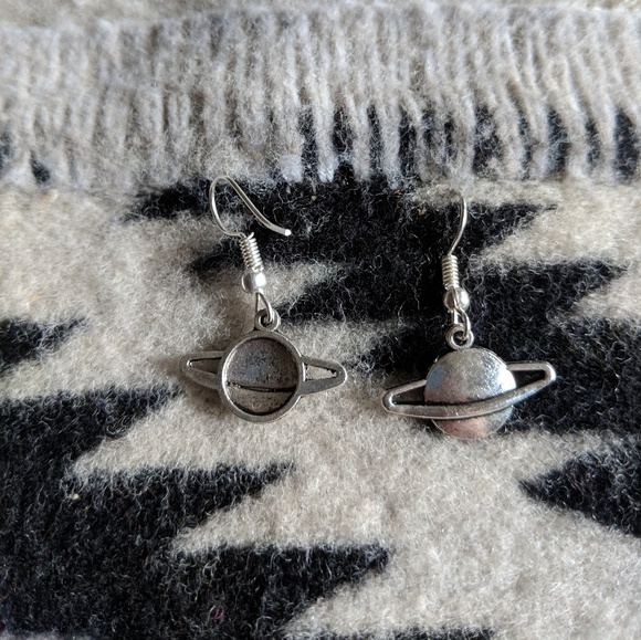 ✨2 for 10✨ Saturn Outer Space Charm Earrings - Picture 3 of 6